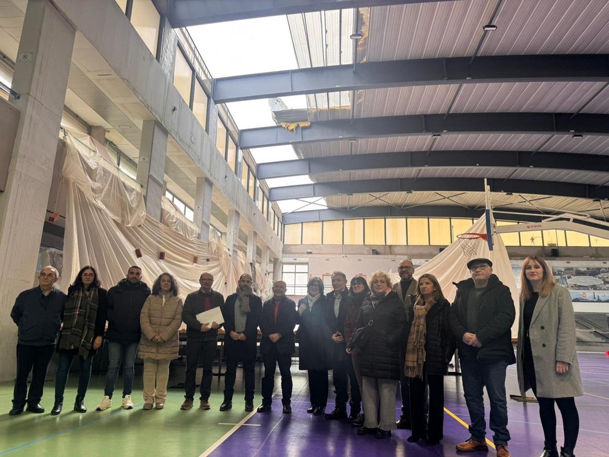 El diputado Enrique Santiago con el alcalde y miembros del equipo de gobierno local en el pabellón de Doña Mencía, donde el viento derribó parte de la cubierta.