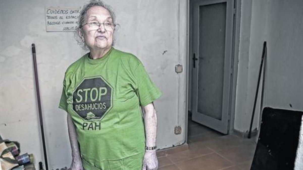 Anita Gómez, en su piso de toda la vida en la Zona Franca, que técnicamente ya no es suyo.