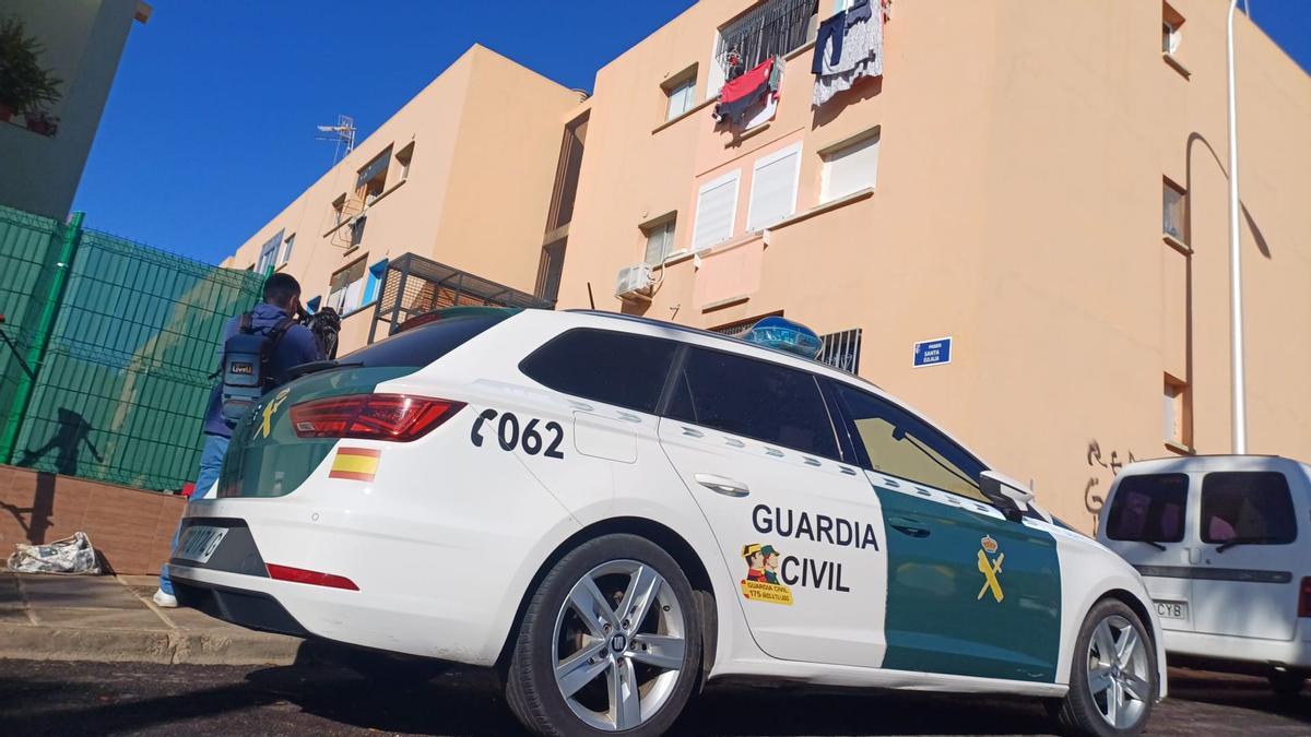 Edificio de viviendas en Cabo Blanco, en Arona, donde un padre mató a un hijo de 10 años en la madrugada de este viernes e hirió a su mujer y un guardia civil