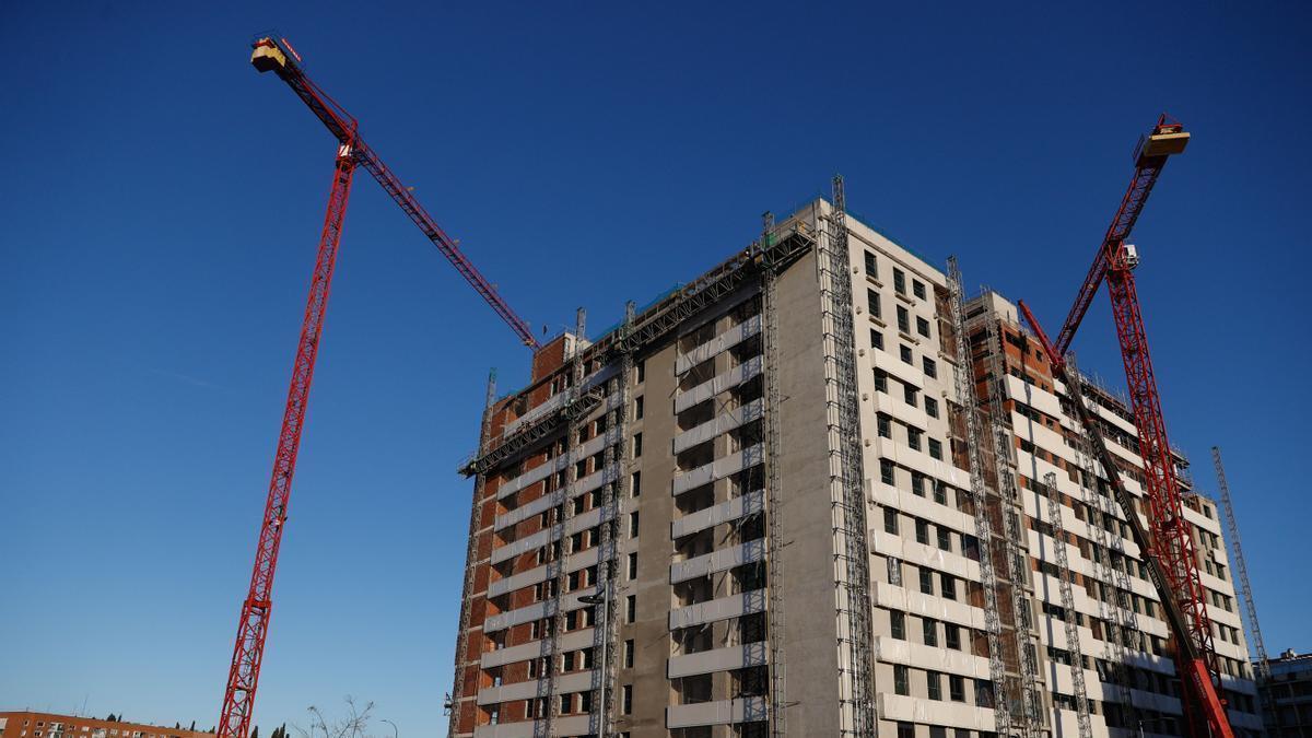 Vista de un bloque de viviendas en construcción en el barrio Imperial de Madrid, cerca del antiguo estadio Vicente Calderón. EFE/Mariscal