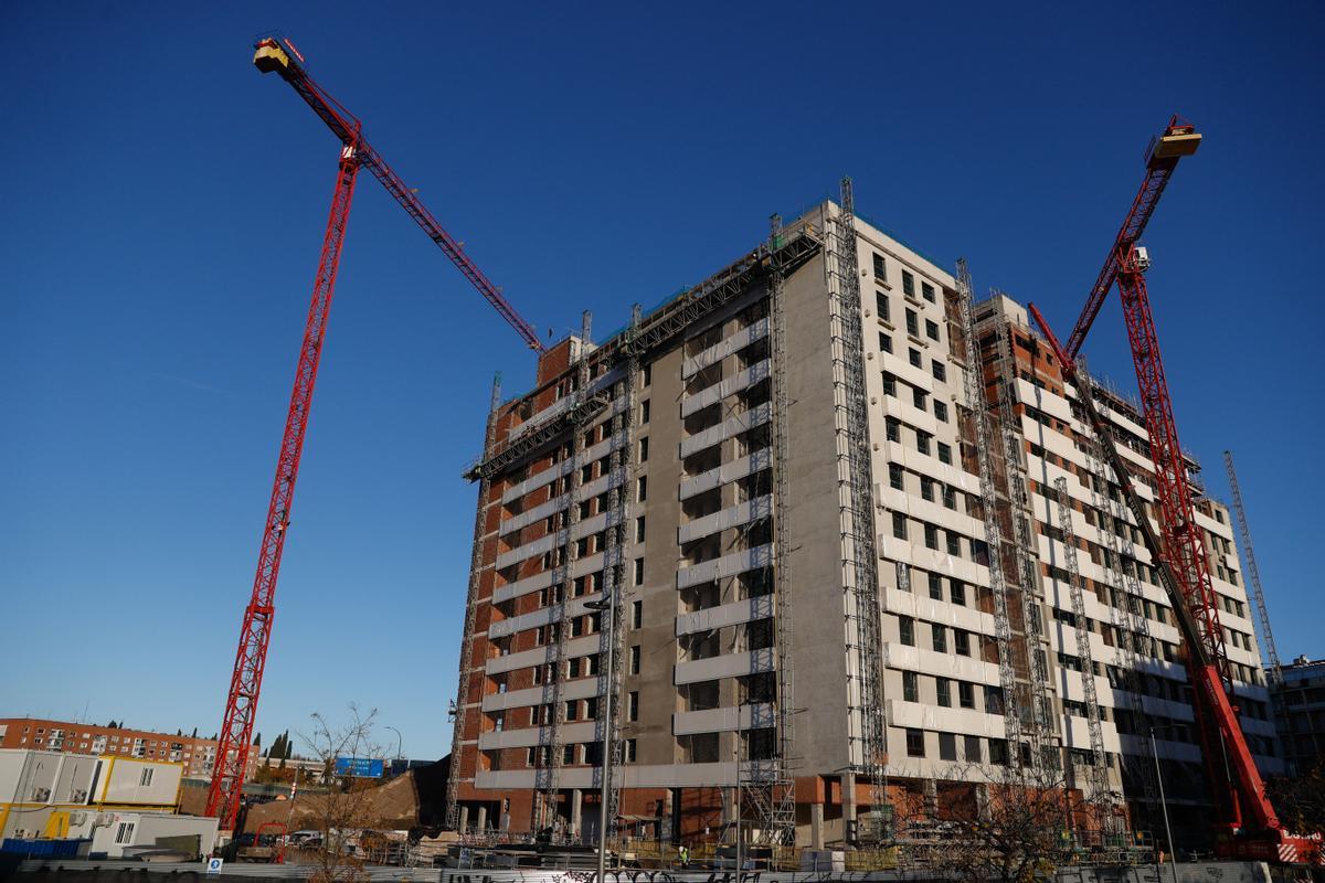 Vista de un bloque de viviendas en construcción en el barrio Imperial de Madrid, cerca del antiguo estadio Vicente Calderón. EFE/Mariscal