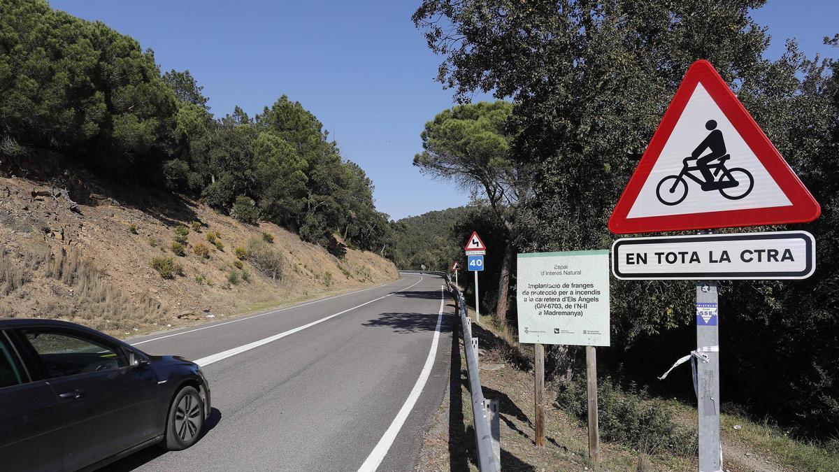 Un senyal de pas de ciclistes a la carretera dels Àngels.