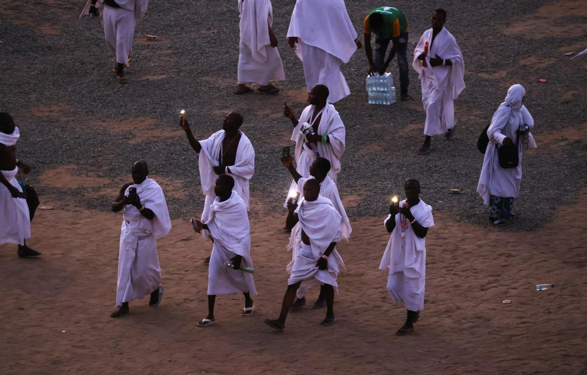 Peregrinos musulmanes se reúnen en el Monte de la Misericordia, en las afueras de la ciudad santa de La Meca