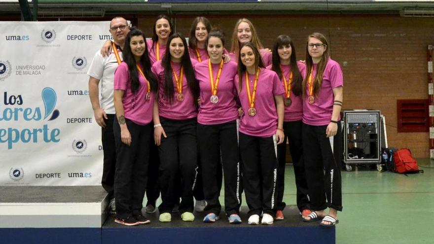 El equipo de la UDC con la medalla de bronce