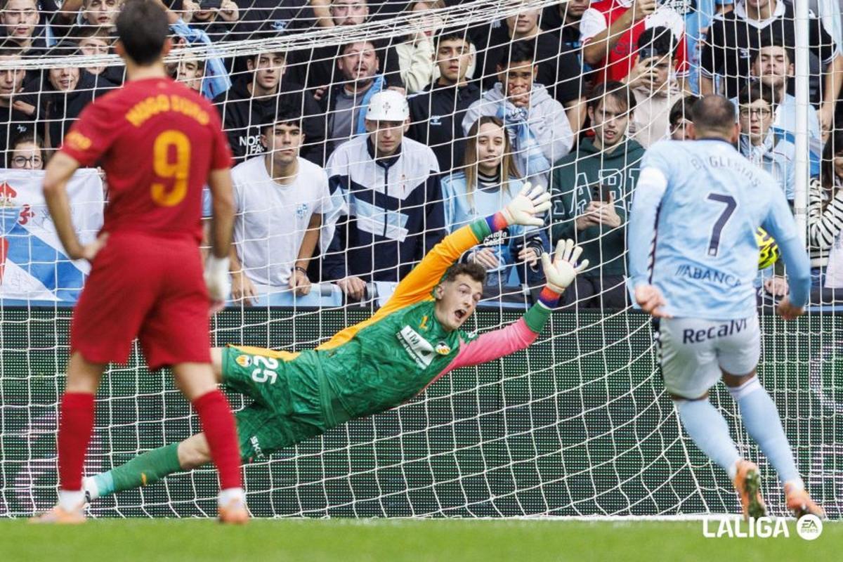 Agirrezabala en el penalti de Borja Iglesias