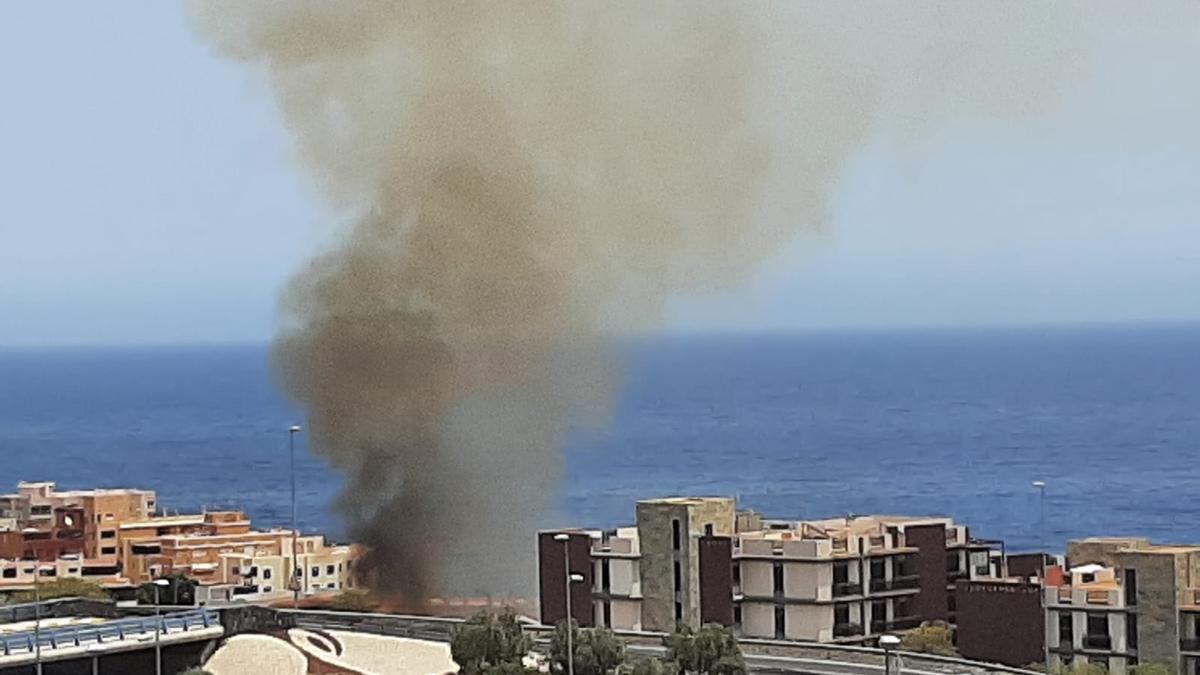 Fuego en un barranquillo en Las Caletillas