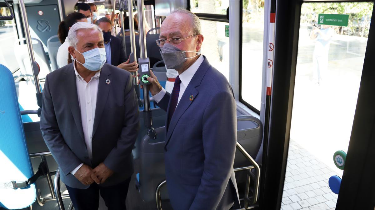 Francisco de la Torre y el concejal de Movilidad, José del Río, prueban el nuevo autobús de hidrógeno.