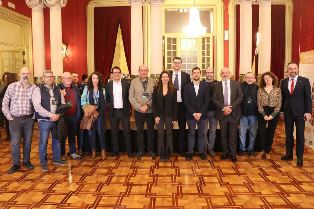 Representantes de los grupos políticos y el sector del taxi de Mallorca, en el Parlament, tras la aprobación de la ley.