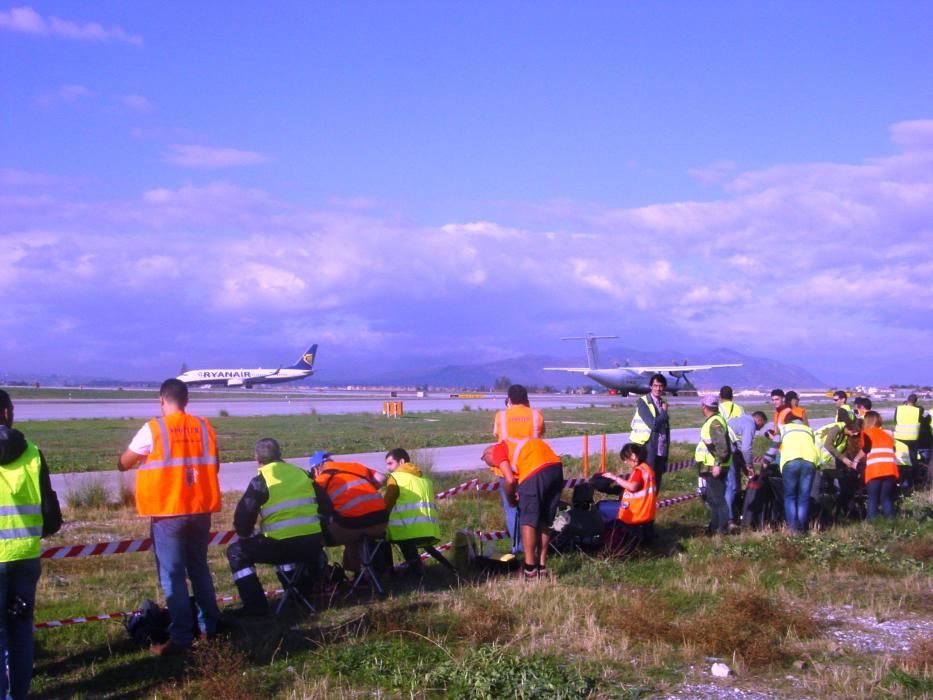 Fotógrafos cazadores de aviones, conocidos como 'spotters', en el Aeropuerto de Málaga.