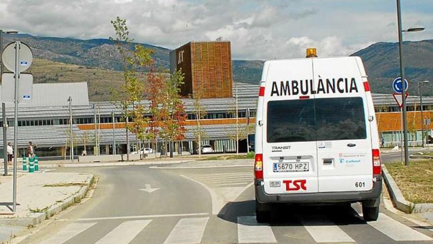Una ambulància arriba a les instal·lacions de l&#039;Hospital de Cerdanya