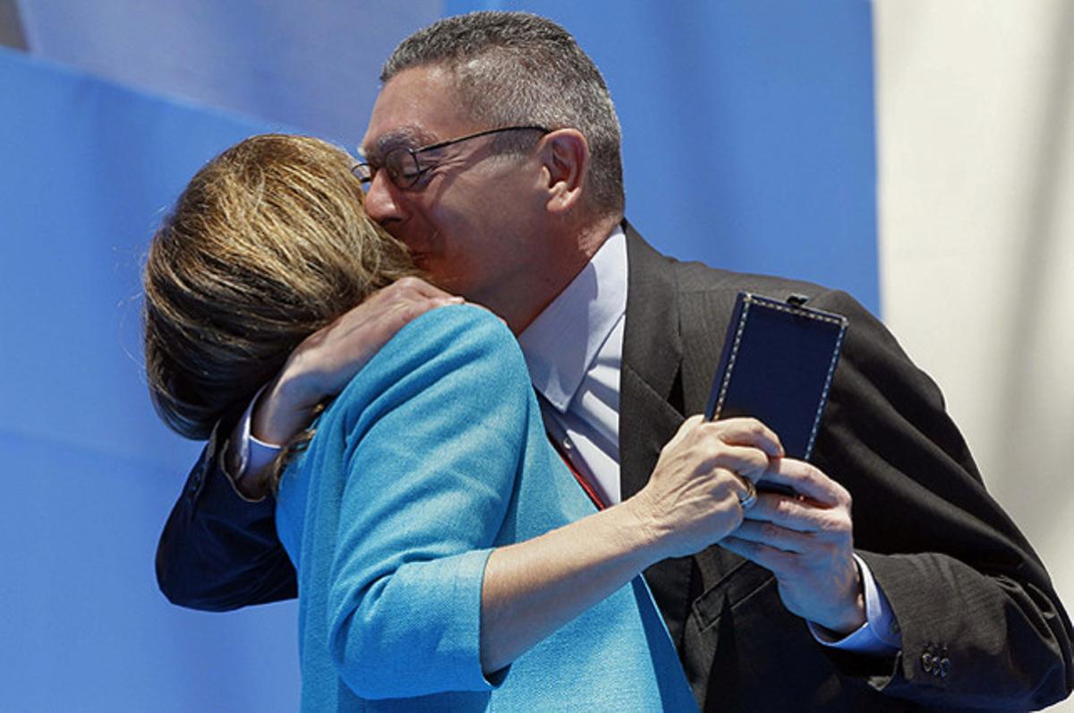 El ministre de Justícia, Alberto Ruíz Gallardón, abraça l’alcaldessa de Madrid, Ana Botella, despres de rebre una de les Medalles de la Ciutat, amb motiu de la festivitat del patró de la capital, San Isidro.
