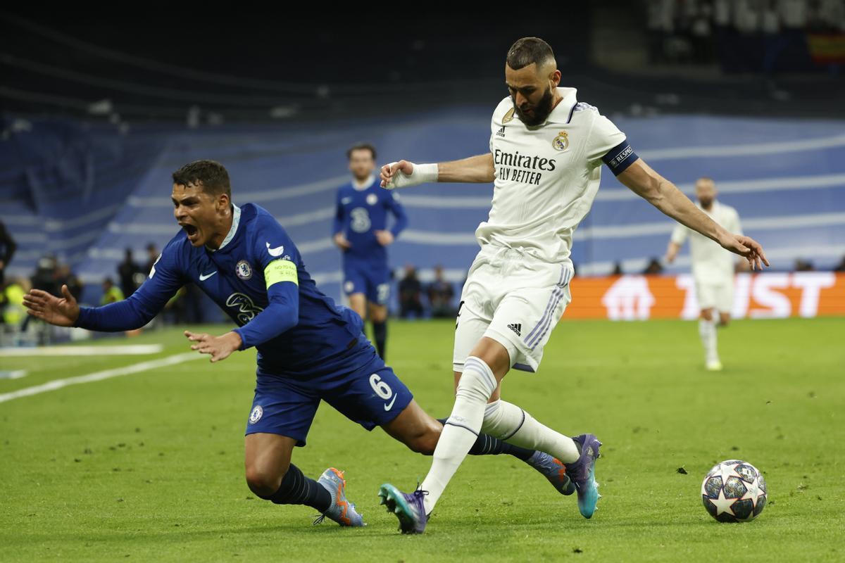 MADRID, 12/04/2023.- El delantero francés del Real Madrid Karim Benzema (d) lucha con Thiago Silva, del Chelsea, durante el partido de ida de cuartos de final de la Liga de Campeones que Real Madrid y Chelsea FC disputan este miércoles en el estadio Santiago Bernabéu. EFE/Chema Moya