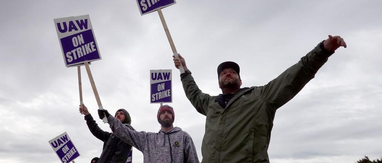 Trabajadores de John Deere en huelga en un piquete a la entrada de una factoría en Davenport, este viernes.