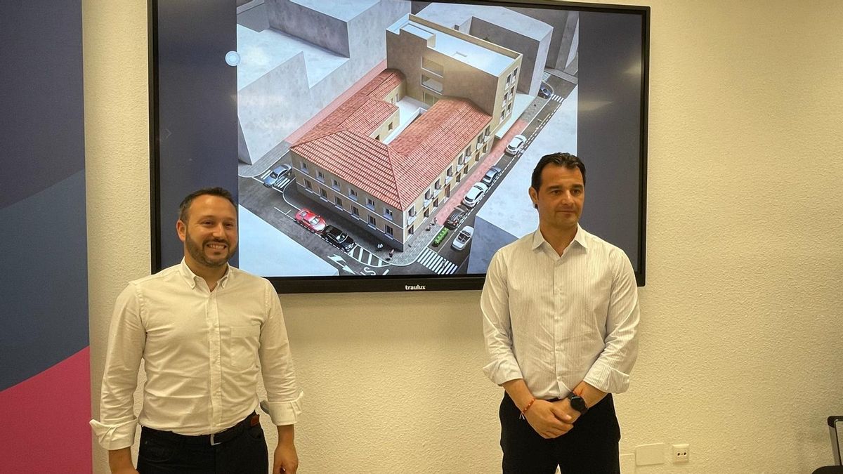 El concejal de Juventud y Patrimonio, Domingo Paredes, y el alcalde, Eduardo Dolón, en la presentación de la licitación del proyecto