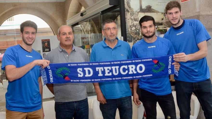 Fafa Cangiani, Natán Suárez y Guillermo Fischer (de izquierda a derecha) junto a directivos. // R.V.