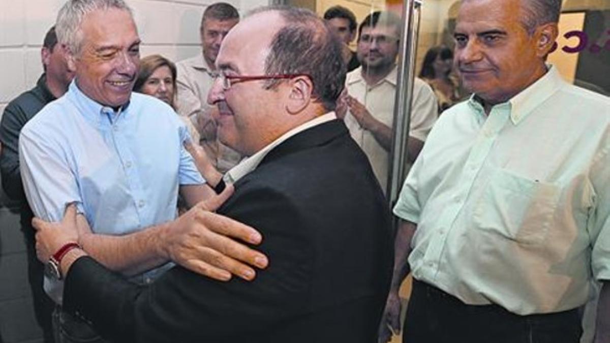 Pere Navarro felicita a Miquel Iceta ante el presidente del Consell Nacional, Celestino Corbacho, el día de las primarias.