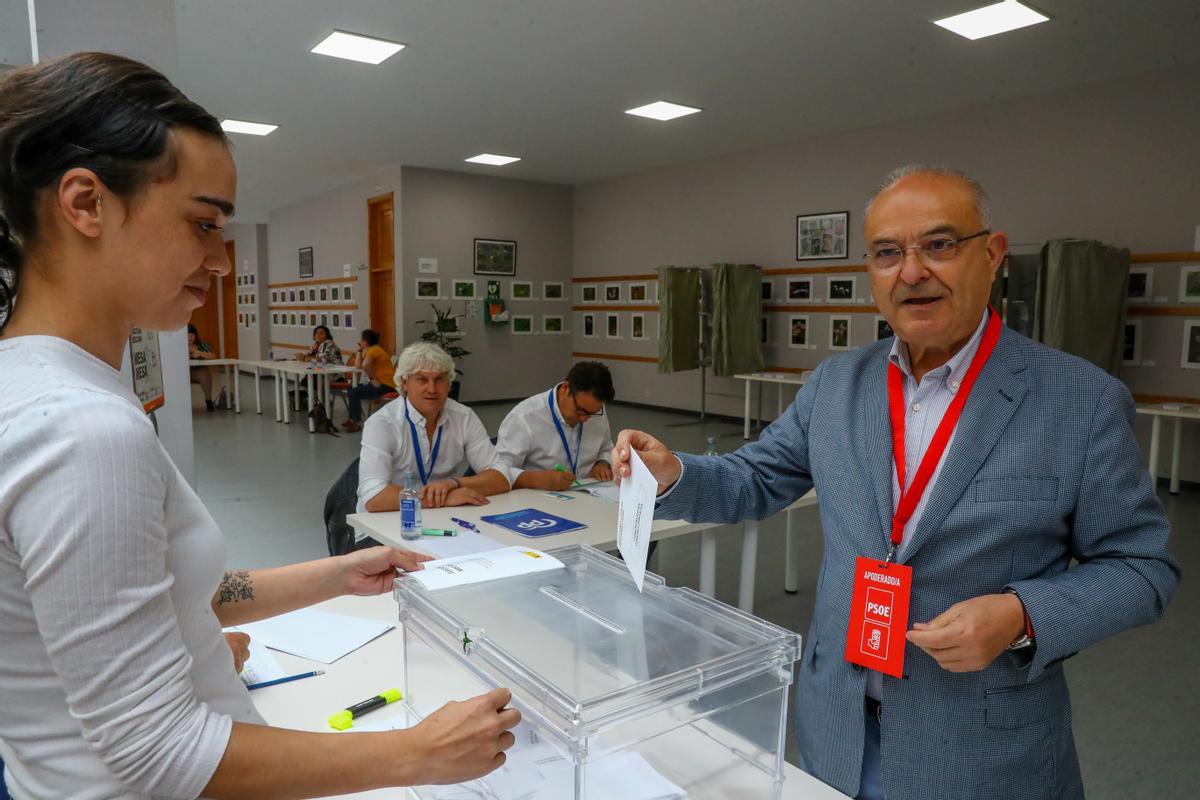 Alberto García depositando su voto.