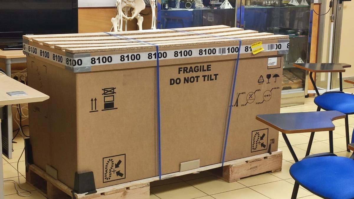 Caja con el ortopantomógrafo en el IML de Tenerife