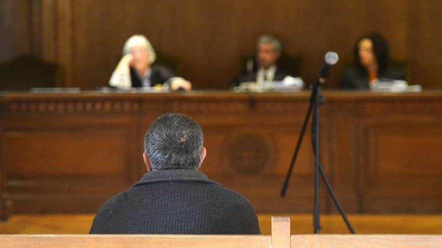 El acusado ante el tribunal de la Audiencia Provincial de Pontevedra. // G.S.