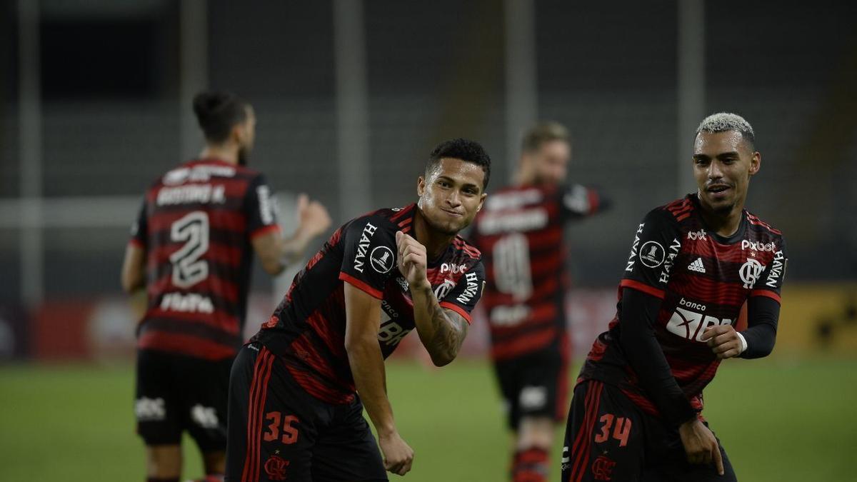 Jugadores del Flamengo celebran un tanto.