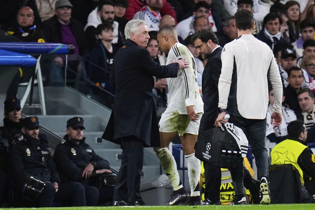 Ancelotti and Mbappé, in the obligatory change of French due to injury.