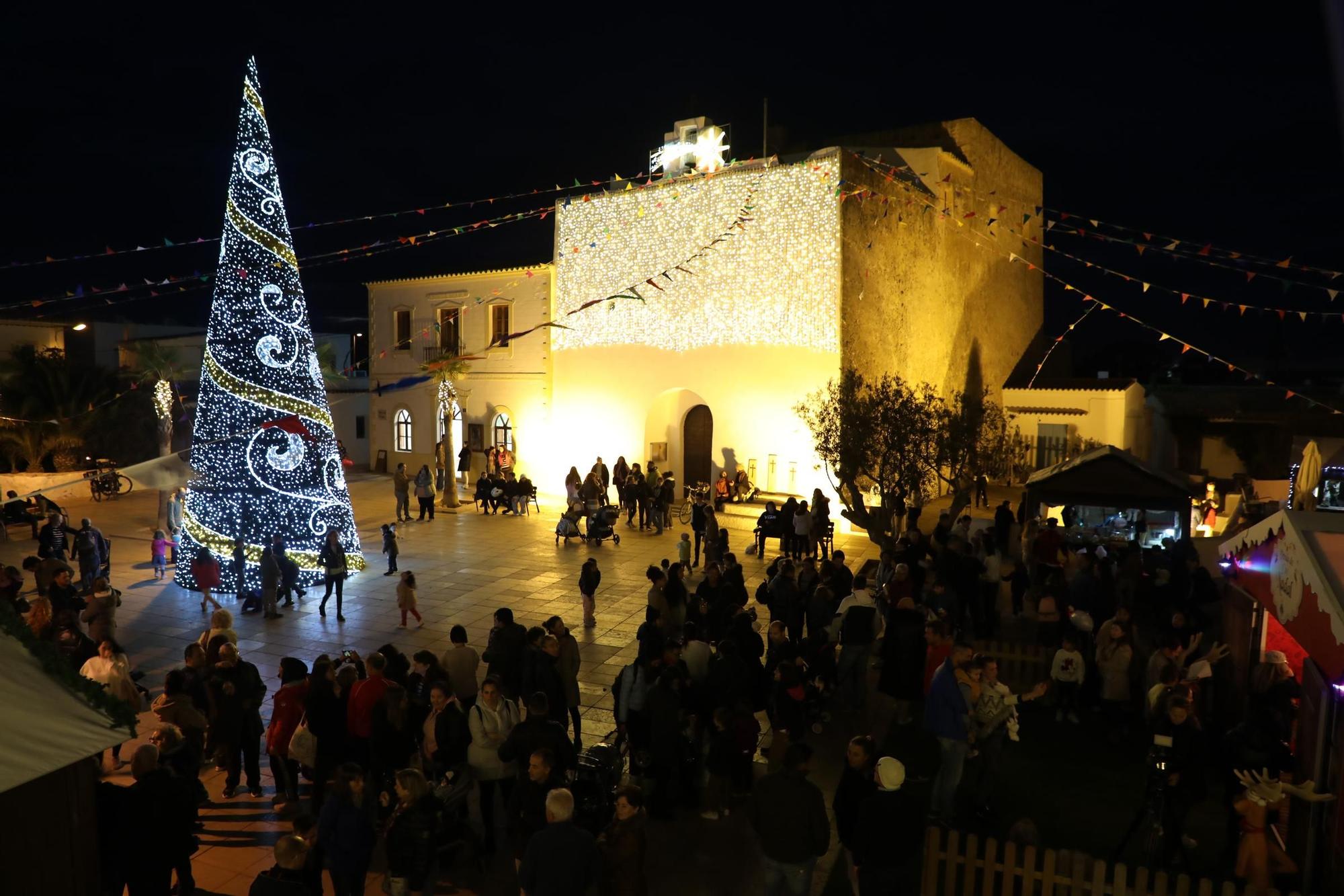 Descubre las fotos del inicio de las Fiestas de Navidad en Formentera