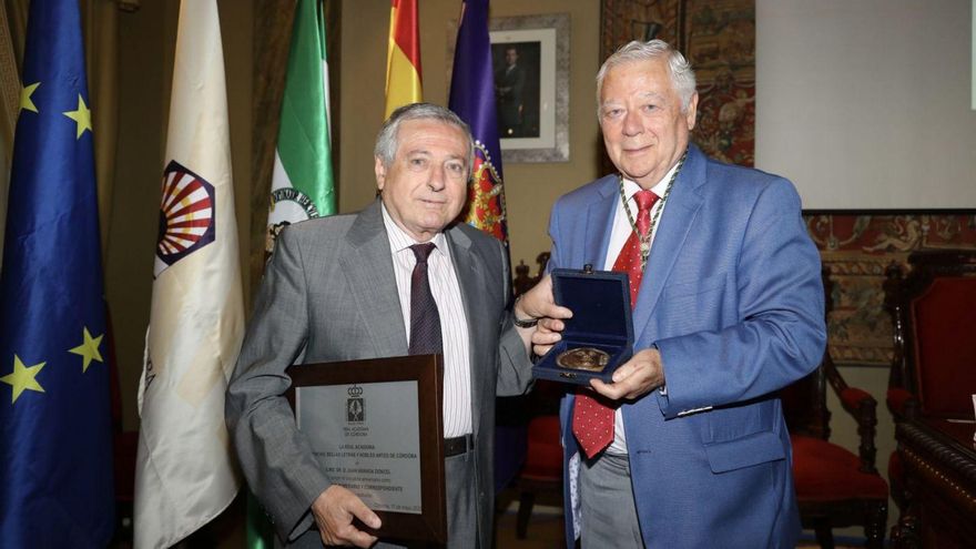 Juan Aranda Doncel recibe la medalla de honor de la Real Academia de Córdoba.