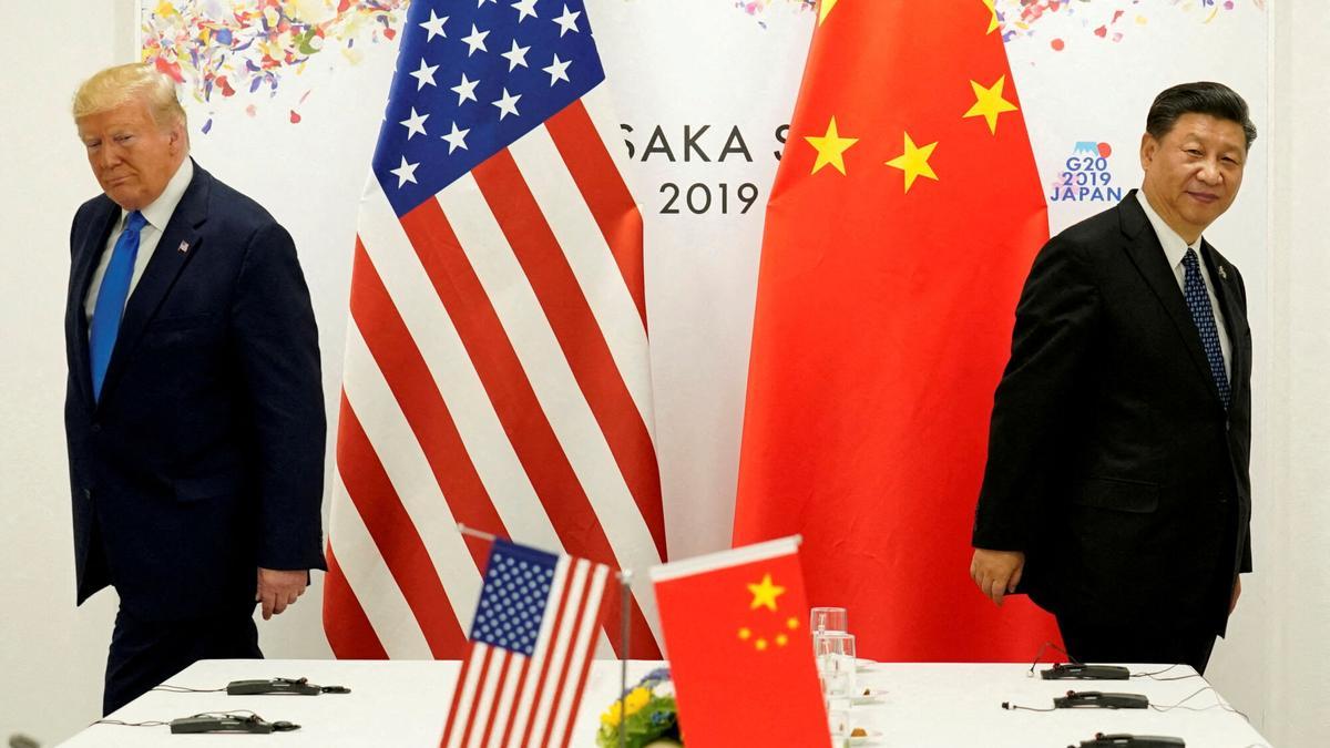 FOTO DE ARCHIVO: El presidente de Estados Unidos, Donald Trump, asiste a una reunión bilateral con el presidente de China, Xi Jinping, durante la cumbre de líderes del G20 en Osaka, Japón, el 29 de junio de 2019.