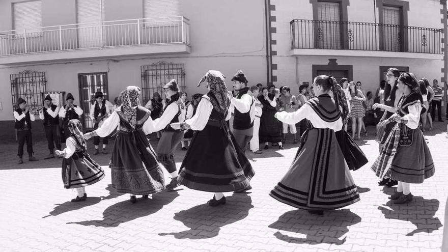 Actuaciones folclóricas en la plaza de Rabanales en unos anteriores festejos.