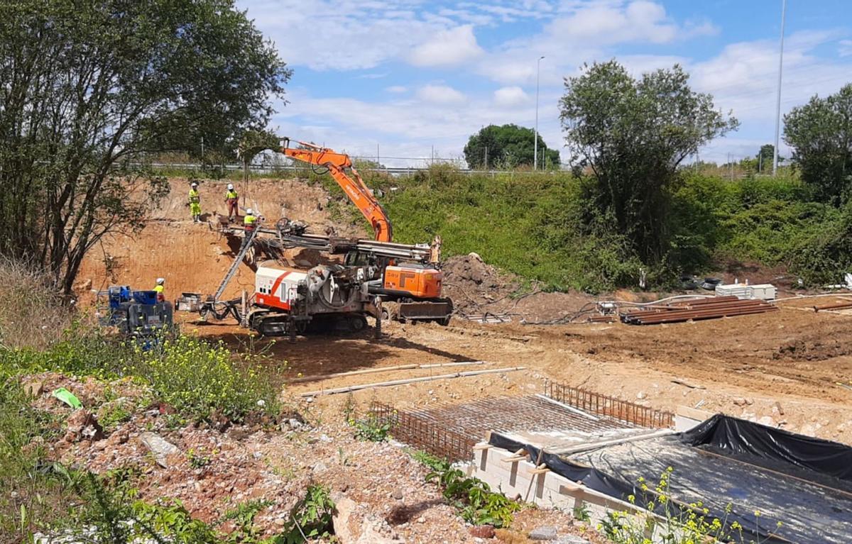 La máquina de los micropilotes, en la zona más próxima al acceso a La Fresneda. | L. P.