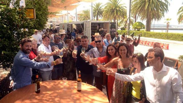 Representantes del Concello de Cambados brindando por la Festa do Albariño, ayer. | // NOÉ PARGA
