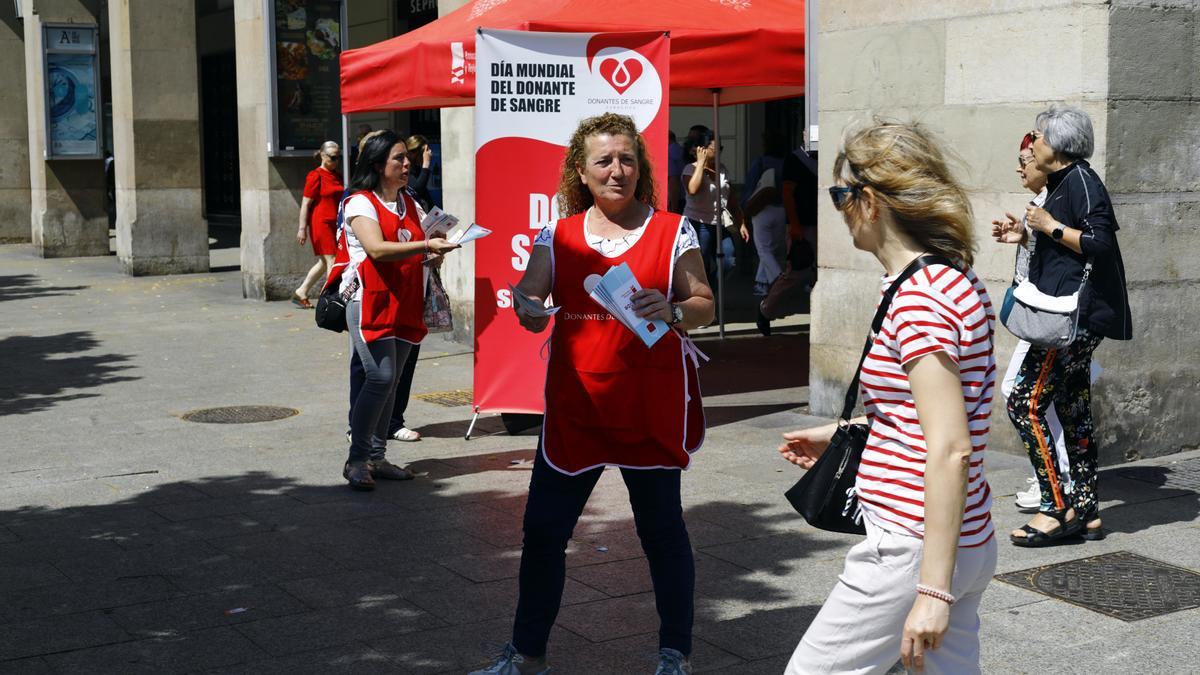 El Banco de Sangre ha intentado captar nuevos donantes en una mesa informativa en plaza de España.
