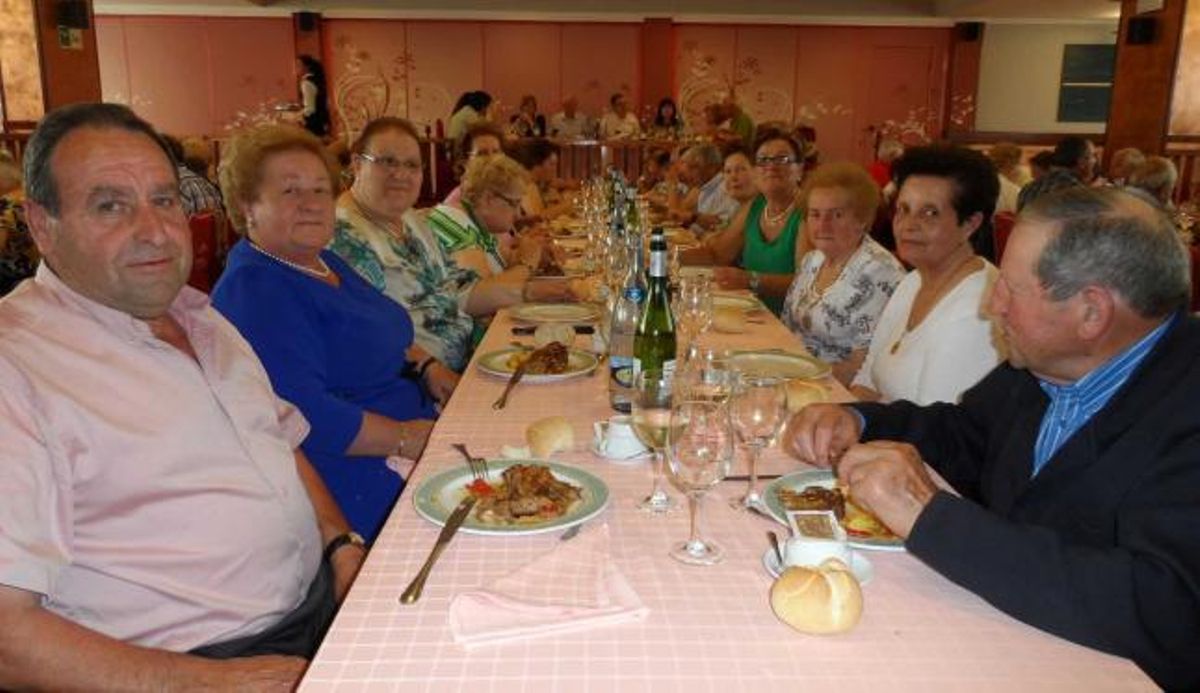 Los pensionistas celebran con música su fiesta anual en Perlora