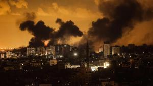 Fuego en la franja de Gaza tras un ataque israelí.