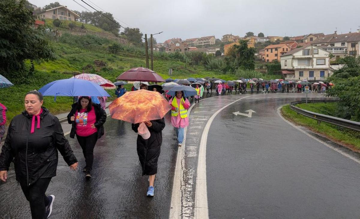 Fila de participantes pasando por A Pandiña, en Moaña. |  FdV