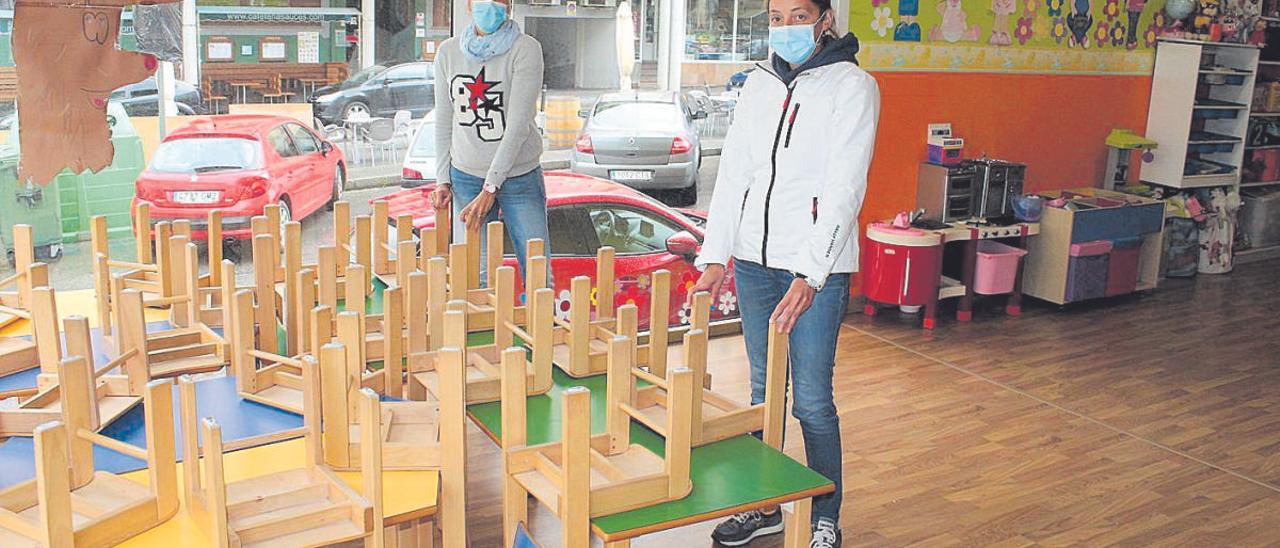 Las hermanas Rosa (izquierda) y Verónica Suárez, en su ludoteca en Navia.