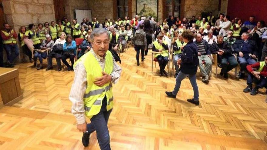 Los vecinos de Xinzo, Areas y Arnoso llenaron ayer el salón de plenos de chalecos reflectantes. // A.H.