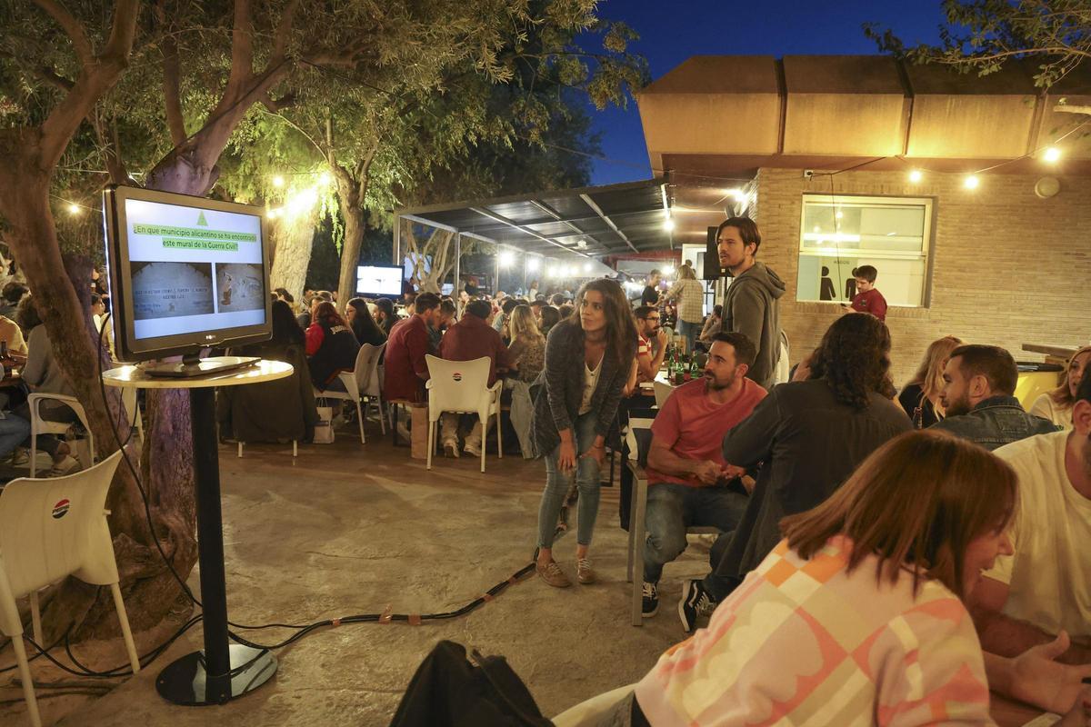 Varios jugadores, atentos a una de las preguntas proyectadas en las pantallas.