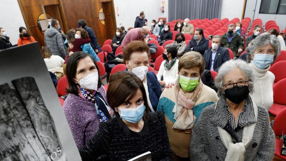 Por la izquierda, las abuelas María José Fernández, Luz García, Fifi Sierra, Pepa Modia y Rosa Díaz, con Lorena Valdés delante. | Luisma Murias