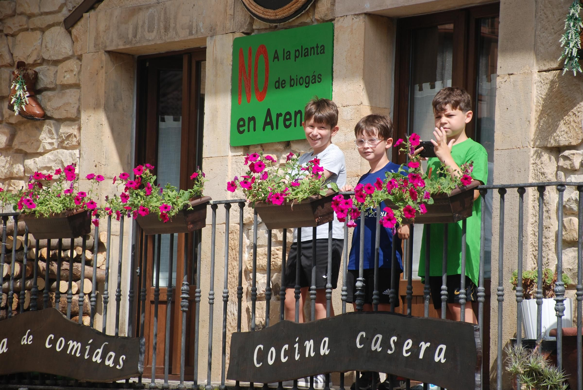 Manifestación contra la planta de biogás en Arenas de Cabrales