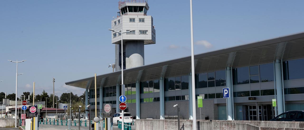 Acceso y torre de control del aeropuerto de Vigo en una imagen de archivo.