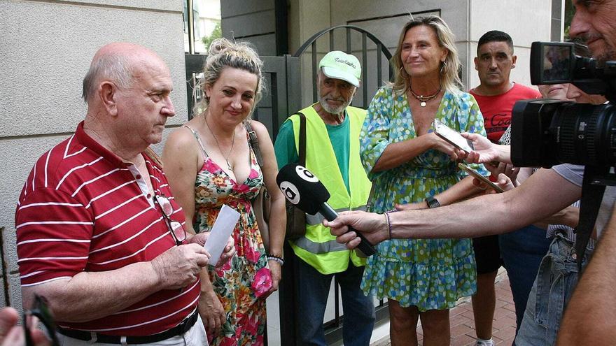 La presión social frustra el desahucio de dos septuagenarios en Castelló