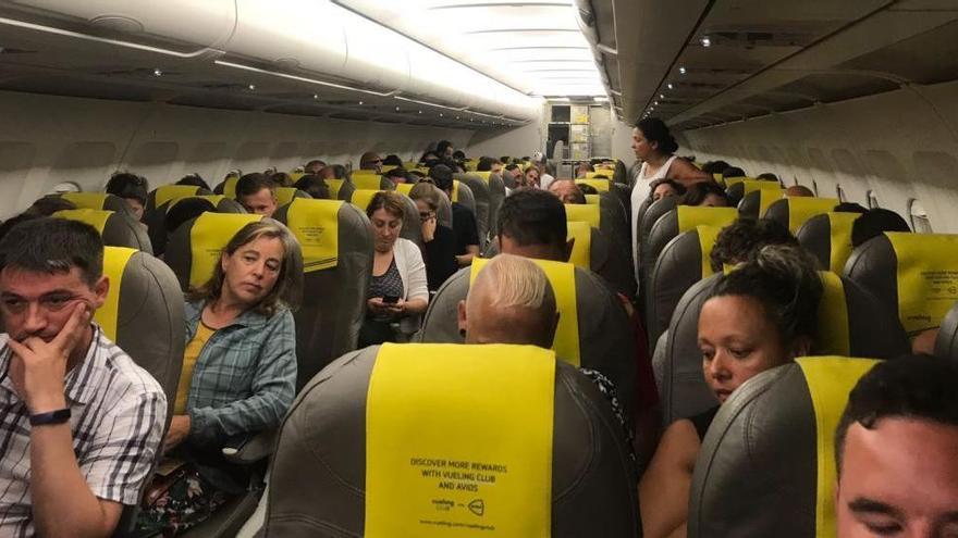 Imagen del interior del avión Barcelona-Asturias tras sufrir el incidente con un halcón.