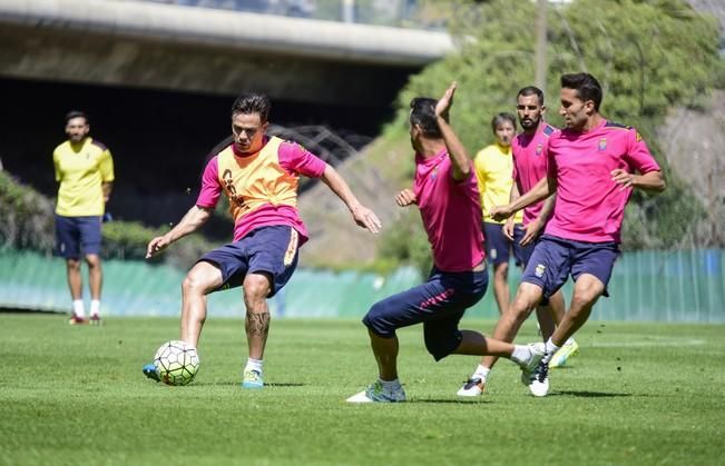 Entrenamiento de la UD Las Palmas en Barranco ...