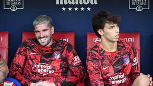 Rodrigo de Paul y Joao Félix, el sábado en el banquillo del Metropolitano.