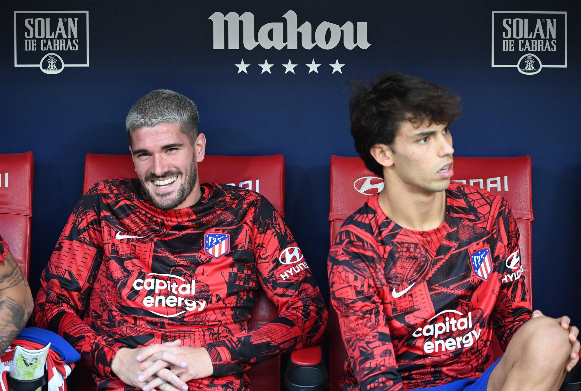 Rodrigo de Paul y Joao Félix, el sábado en el banquillo del Metropolitano.