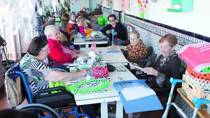 Un grupo de mayores realiza manualidades.