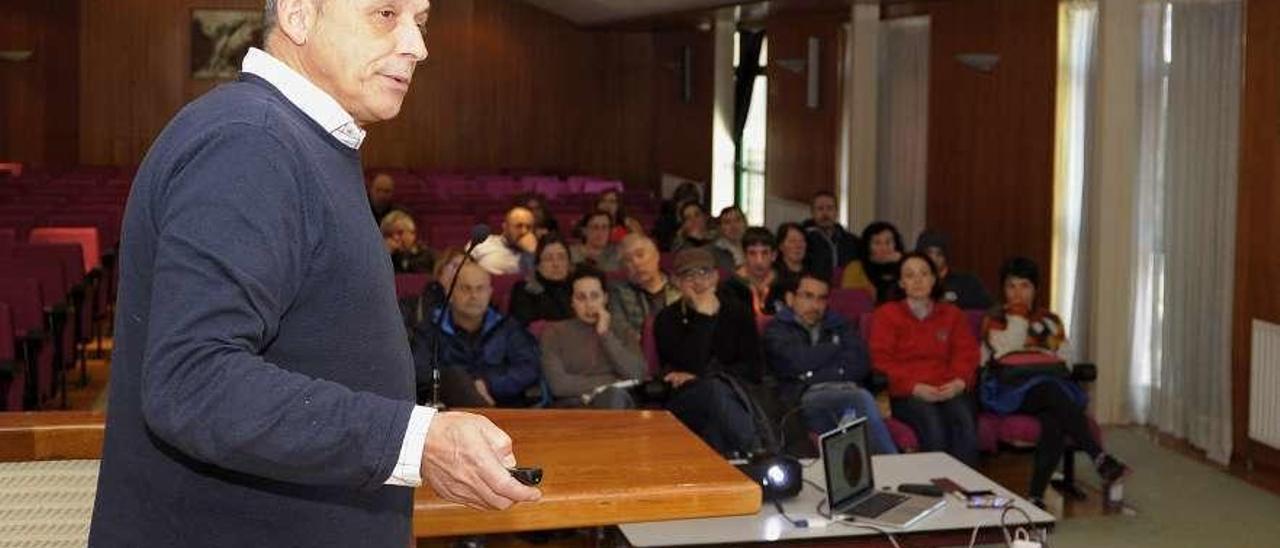 José Ramón Diéguez, onte en Silleda durante a charla. // Bernabé/Javier Lalín