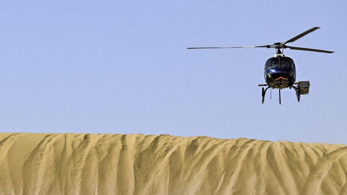 Sainz, seguido por el helicóptero durante la etapa de ayer. |  // EUROPA PRESS