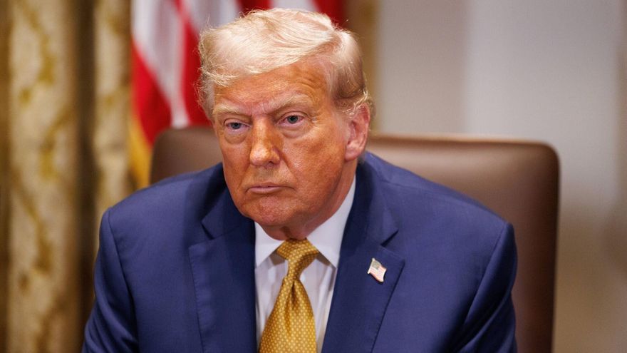 Trump, agresivamente a la defensiva al verse golpeado por las teorías de la conspiración sobre Jeffrey Epstein que alimentó
